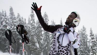 Kwame Nkrumah-Acheampong zieht sich bei einem Training seinen Skianzug an.