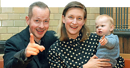 Gekommen, um sich beim Stammtisch der Freunde der Burgfestspiele vorzustellen und den Sommer zu organisieren: Denis Fischer, Lina Hoppe und Charlie.
Foto: Ralf Seidel