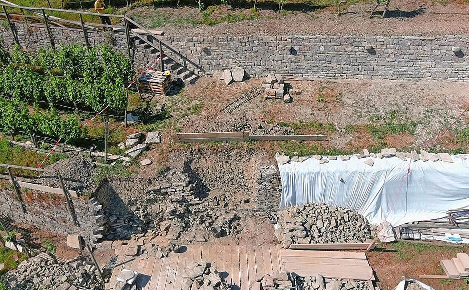 Die Natursteinmauern wurden teils von Hand neu aufgebaut, teils mit Betoninjektionen und Ankern gesichert.  Foto: Menzel Ingenieure