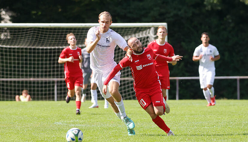 Mert Sipahi (rechts) im Zweikampf mit dem Neckarsulmer Leon Behncke ist Sportlicher Leiter und Spieler bei der TSG &Ouml;hringen.