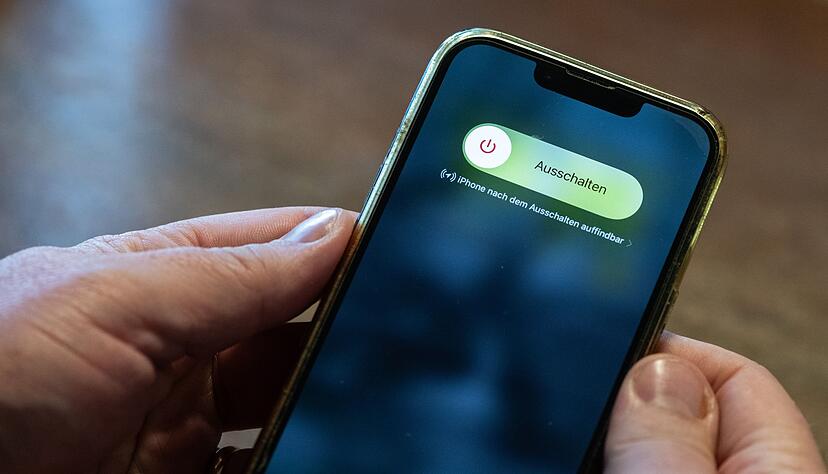 Jetzt nicht loslassen, sch&ouml;n weiter gedr&uuml;ckt halten. Wenn sich das iPhone aufh&auml;ngt, hilft ein erzwungener Neustart.