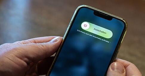 Jetzt nicht loslassen, sch&ouml;n weiter gedr&uuml;ckt halten. Wenn sich das iPhone aufh&auml;ngt, hilft ein erzwungener Neustart.