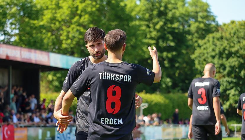 Die Spieler von Türkspor Neckarsulm realisieren in der ersten Halbzeit bei den Sportfreunden Dorfmerkingen noch nicht, was sie letztendlich für ihren Klub erreichen.