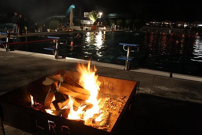 Schwimmen im Dunkeln ganz anders - STIMME.de