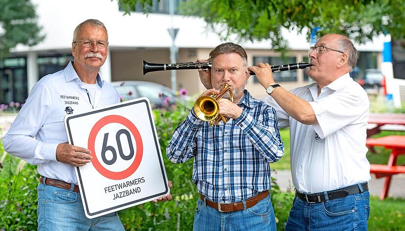Freuen sich &uuml;ber 60 Jahre Feetwarmers: (von links) Bassist J&ouml;rg Lorenz, Trompeter Anton Jillich sowie Klarinettist und Bandmitbegr&uuml;nder Werner Philipp.
Foto: Mario Berger