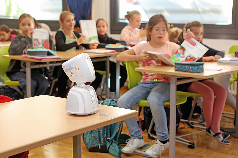 Die ganze Klasse behandelt den Avatar in der ersten Reihe wie selbstverständlich als Teil der Klassengemeinschaft.