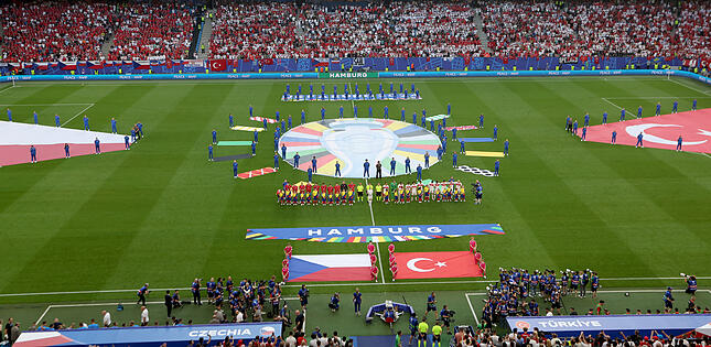 Fußball: Fußball, UEFA Euro 2024, EM, Tschechien - Türkei, Vorrunde, Gruppe F, Spieltag 3, Volksparkstadion Hamburg, die Spieler beider Teams haben vor dem Spiel Aufstellung zum Hören der Hymnen genommen. +++ dpa-Bildfunk +++