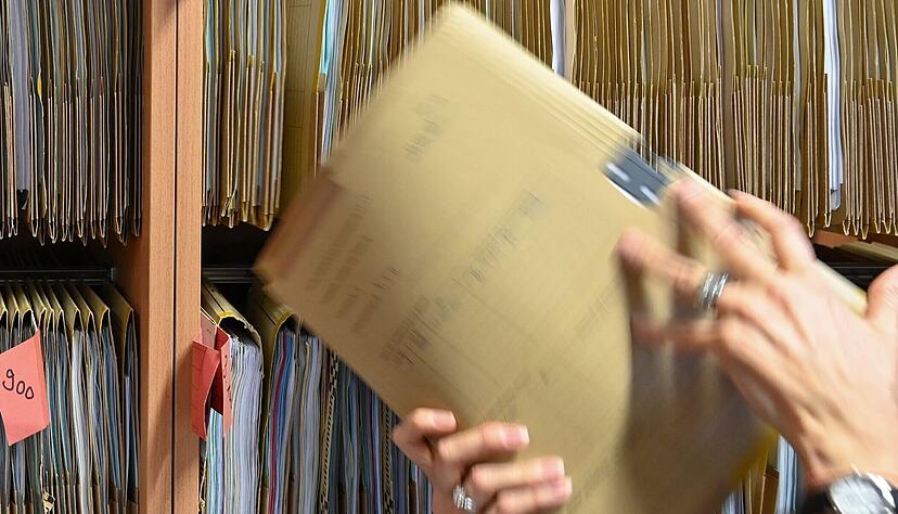 Papierakten sollen k&uuml;nftig der Vergangenheit angeh&ouml;ren. Seit der Einf&uuml;hrung der E-Akte gibt es bei der Polizei und der Justiz jedoch Kritik.