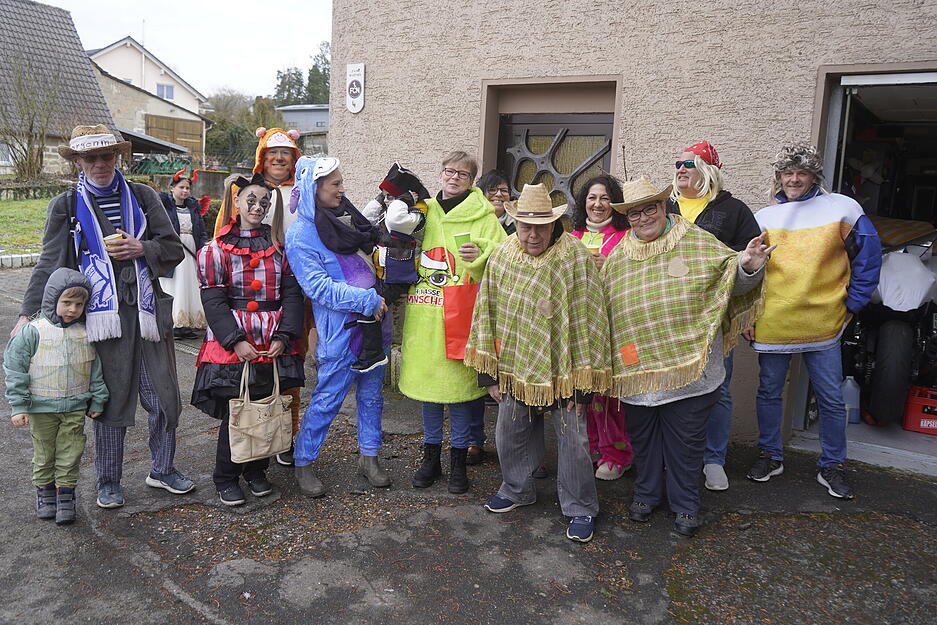 Besucher mit den verschiedensten Kostümen standen am Straßenrand. Besucher mit den verschiedensten Kostümen standen am Straßenrand.