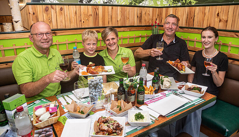 Hendl trifft Wein mit (von links) der Wengerterfamilie Wolfgang, Paul und Claudia Schaaf sowie Martin und Lara Soonius vom "Hendl Cube". Hendl trifft Wein mit (von links) der Wengerterfamilie Wolfgang, Paul und Claudia Schaaf sowie Martin und Lara Soonius vom "Hendl Cube".