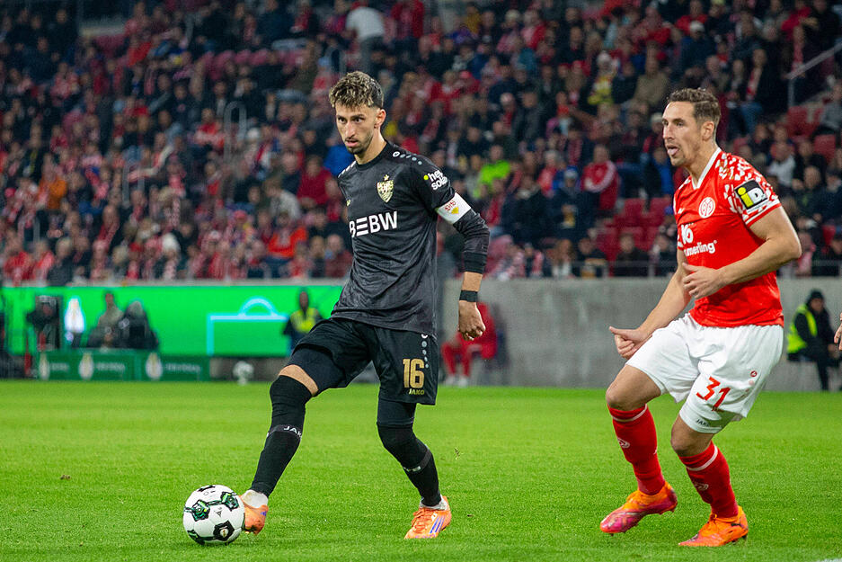 Atakan Karazor: Startelf-Einsatz wie in gewohnten Zeiten. Karazor machte die Räume eng, lief viel und machte vor allem den wichtigen Weg vor dem 2:0, das er dann selbst erzielte. Note: 2 Atakan Karazor: Startelf-Einsatz wie in gewohnten Zeiten. Karazor machte die Räume eng, lief viel und machte vor allem den wichtigen Weg vor dem 2:0, das er dann selbst erzielte. Note: 2