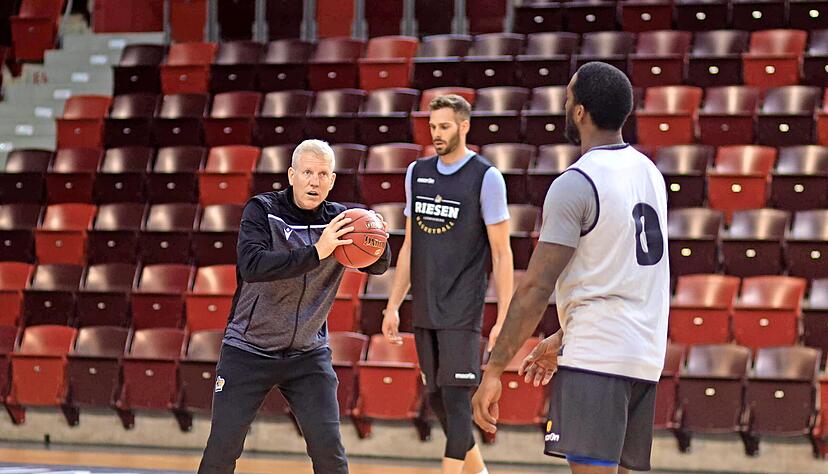 Wie im Training werden die Riesen Ludwigsburg um Coach John Patrick (links) vor leeren R&auml;ngen spielen. "Wir kennen das Gef&uuml;hl", sagt der Coach. In der Vorbereitung gibt es regelm&auml;&szlig;ig Partien unter Ausschluss der &Ouml;ffentlichkeit. 
Foto: Marc Schmerbeck