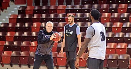 Wie im Training werden die Riesen Ludwigsburg um Coach John Patrick (links) vor leeren R&auml;ngen spielen. "Wir kennen das Gef&uuml;hl", sagt der Coach. In der Vorbereitung gibt es regelm&auml;&szlig;ig Partien unter Ausschluss der &Ouml;ffentlichkeit. 
Foto: Marc Schmerbeck