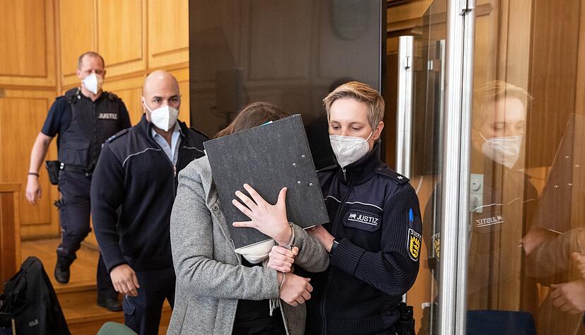 Mit einem Aktenordner vorm Gesicht schützt sich die junge Mutter, als sie in den Gerichtssaal geführt wird. Versuchten Totschlag an ihrem neugeborenen Sohn wirft die Staatsanwalt der 22-Jährigen aus dem Kreis Schwäbisch Hall vor. Mit einem Aktenordner vorm Gesicht schützt sich die junge Mutter, als sie in den Gerichtssaal geführt wird. Versuchten Totschlag an ihrem neugeborenen Sohn wirft die Staatsanwalt der 22-Jährigen aus dem Kreis Schwäbisch Hall vor.