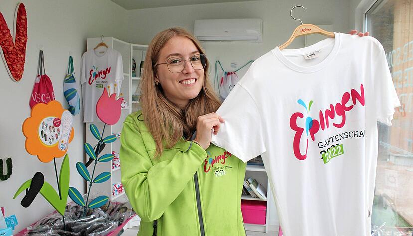 Louisa Weiland, studentische Mitarbeiterin im Merchandising-Pavillon der Gartenschau Eppingen, zeigt &uuml;briggebliebene T-Shirts.
Fotos: J&ouml;rg K&uuml;hl