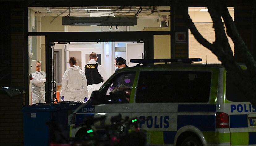 Ermittler untersuchen den Tatort. Ermittler untersuchen den Tatort.