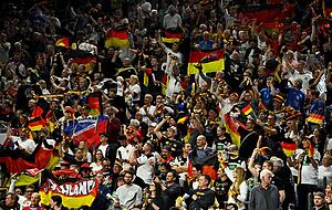 Knapp 20.000 Zuschauer machten aus der Kölner Arena einen Hexenkessel. Knapp 20.000 Zuschauer machten aus der Kölner Arena einen Hexenkessel.