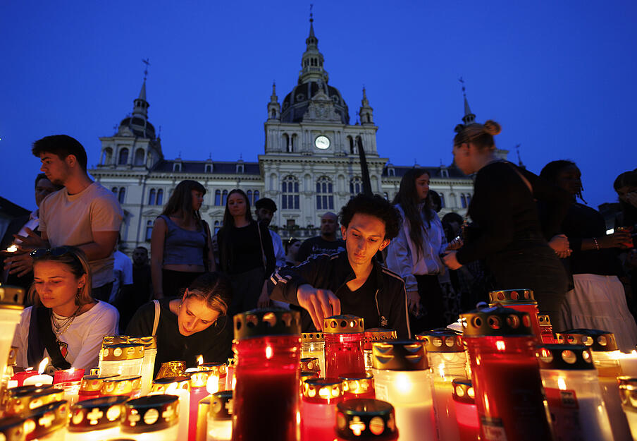 Am Abend versammelten sich Tausende Menschen in der Stadt, um den Opfern zu gedenken. Am Abend versammelten sich Tausende Menschen in der Stadt, um den Opfern zu gedenken.