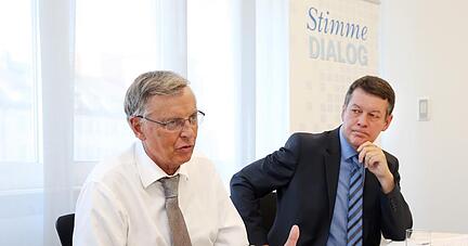 Wolfgang Bosbach beim Redaktionsbesuch bei der Heilbronner Stimme. Rechts daneben der HSt-Politikchef Hans-Jürgen Deglow. Foto: Veigel
