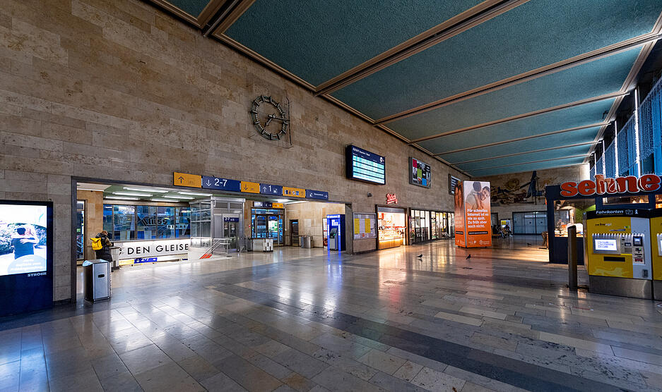 Nur vereinzelt sind Menschen an diesem Morgen am Heilbronner Hauptbahnhof unterwegs.