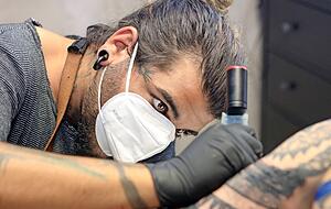 Hochkonzentriert sticht Emrah teilweise bis zu zehn Stunden an einem Tag. Die Körperhaltung ist dabei alles andere als ideal. Hochkonzentriert sticht Emrah teilweise bis zu zehn Stunden an einem Tag. Die Körperhaltung ist dabei alles andere als ideal.