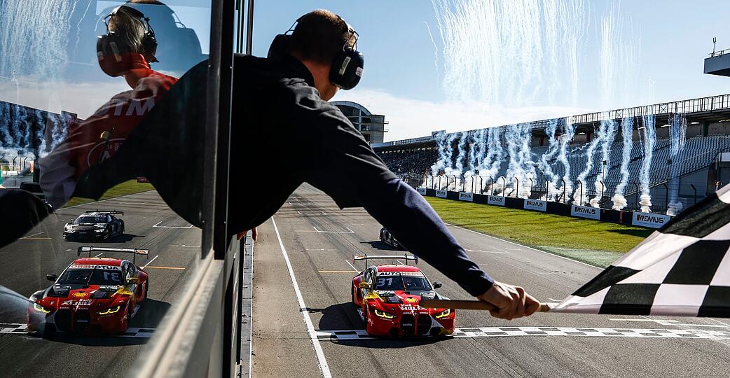 Endlich am Ziel: Sheldon van der Linde fährt am Sonntag auf dem Hockenheimring unter der karierten Flagge entlang ins Ziel und sichert sich den DTM-Titel. Für den Südafrikaner vom Team Schubert Motorsport war es der erste Titel in der Serie.