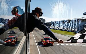 Endlich am Ziel: Sheldon van der Linde fährt am Sonntag auf dem Hockenheimring unter der karierten Flagge entlang ins Ziel und sichert sich den DTM-Titel. Für den Südafrikaner vom Team Schubert Motorsport war es der erste Titel in der Serie.