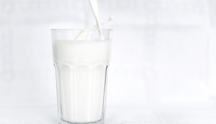 Molkereiprodukte werden wieder günstiger. Aldi etwa will den Preis für einen Liter H-Milch oder frische Vollmilch der Eigenmarke Milsani von 1,15 Euro auf 99 Cent senken.