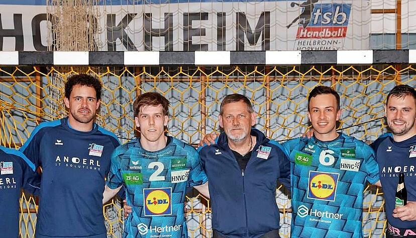 Die verabschiedeten Spieler nach dem letzten Heimspiel (von links): Leon Agner, Robin Mack, Louis Mönch, der Sportlicher Leiter Michael Löbich, Rico Reichert und Julian Malek. Die verabschiedeten Spieler nach dem letzten Heimspiel (von links): Leon Agner, Robin Mack, Louis Mönch, der Sportlicher Leiter Michael Löbich, Rico Reichert und Julian Malek.