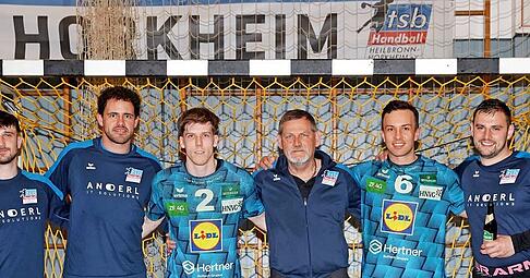 Die verabschiedeten Spieler nach dem letzten Heimspiel (von links): Leon Agner, Robin Mack, Louis Mönch, der Sportlicher Leiter Michael Löbich, Rico Reichert und Julian Malek. Die verabschiedeten Spieler nach dem letzten Heimspiel (von links): Leon Agner, Robin Mack, Louis Mönch, der Sportlicher Leiter Michael Löbich, Rico Reichert und Julian Malek.