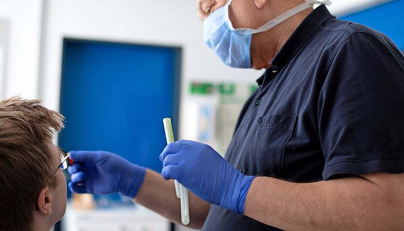 EBM-Papst-Betriebsarzt Dr. Winfried Imminger mit einem Mitarbeiter bei einem Corona-Test. Jetzt sollen bald auch Impfungen im Unternehmen m&ouml;glich sein. Foto: EBM-Papst