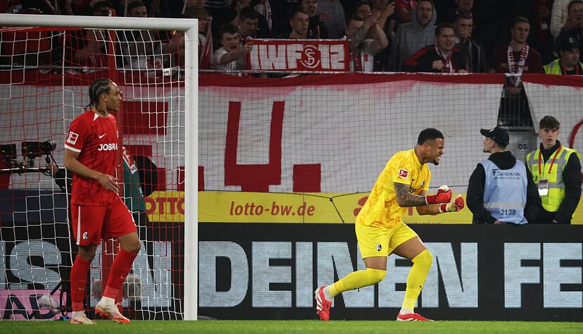 Freiburgs Torwart Noah Atubolu gelingt ein Vereinsrekord.