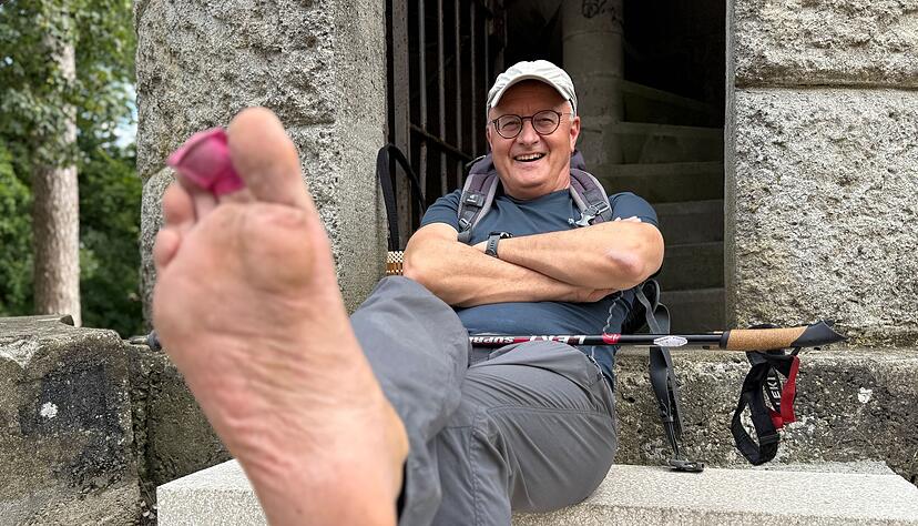 Zwischen Blasenpflaster und Basisarbeit: Andreas Stoch auf politischer Pilgerreise.