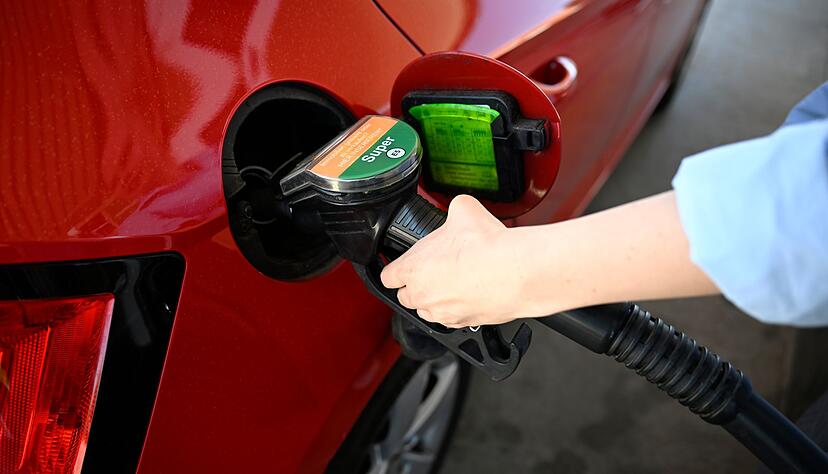 Die Spritpreise ziehen vor dem Inkrafttreten der erhofften Preisbremse etwas an. (Illustration) Die Spritpreise ziehen vor dem Inkrafttreten der erhofften Preisbremse etwas an. (Illustration)