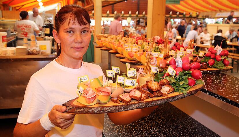 Bier, Göckele und andere Schmankerl wird es auf dem Volksfest auch ohne großes Zelt weiterhin geben. Bier, Göckele und andere Schmankerl wird es auf dem Volksfest auch ohne großes Zelt weiterhin geben.