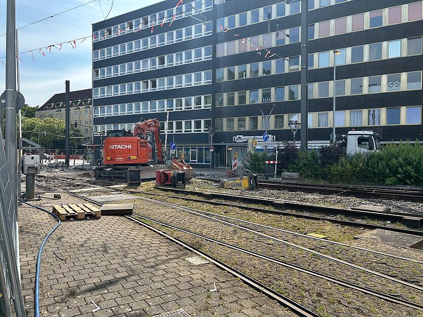 Ersatzhaltestellen und Ersatzverkehr sind eingerichtet worden.