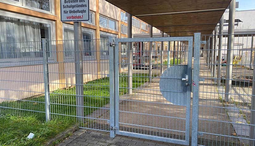 Trügerische Ruhe: Besonders in den Abendstunden kann es auf dem Gelände der Verbundschule mitunter sehr laut werden. Trügerische Ruhe: Besonders in den Abendstunden kann es auf dem Gelände der Verbundschule mitunter sehr laut werden.