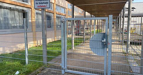 Trügerische Ruhe: Besonders in den Abendstunden kann es auf dem Gelände der Verbundschule mitunter sehr laut werden. Trügerische Ruhe: Besonders in den Abendstunden kann es auf dem Gelände der Verbundschule mitunter sehr laut werden.