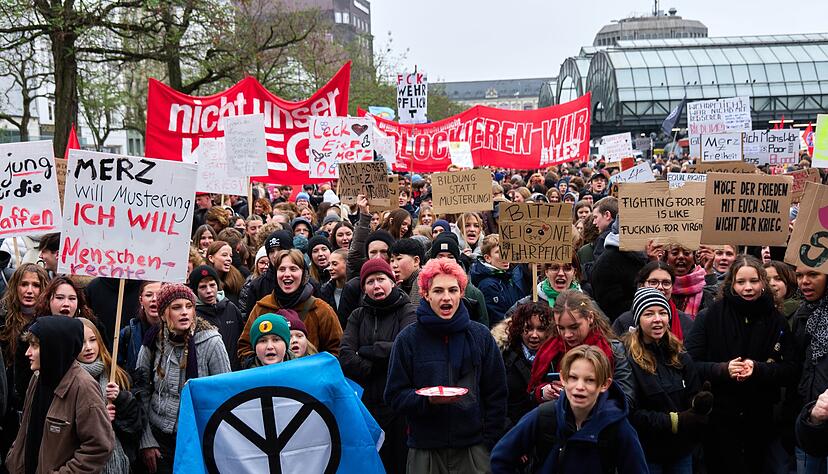 Anl&auml;sslich von bundesweiten Demonstrationen gegen einen Wehrdienst protestieren in Hamburg zahlreiche Menschen.