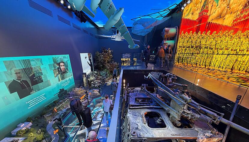 Mit Ausstellungen zum Angriffskrieg gegen die Ukraine will Russlands Machtapparat auch Akzeptanz schaffen für die Soldaten, die wieder in die Gesellschaft zurückkehren. Mit Ausstellungen zum Angriffskrieg gegen die Ukraine will Russlands Machtapparat auch Akzeptanz schaffen für die Soldaten, die wieder in die Gesellschaft zurückkehren.