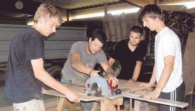 Die Fußballer des Sportvereins haben Abend für Abend in der Halle von Landwirt Wilfried Rieker Sperrholz zugeschnitten und daraus eine Burg gebaut. Beim Festumzug begleiten die Aktiven ihren Wagen zu Fuß.Fotos: Tanja Ochs Die Fußballer des Sportvereins haben Abend für Abend in der Halle von Landwirt Wilfried Rieker Sperrholz zugeschnitten und daraus eine Burg gebaut. Beim Festumzug begleiten die Aktiven ihren Wagen zu Fuß.Fotos: Tanja Ochs