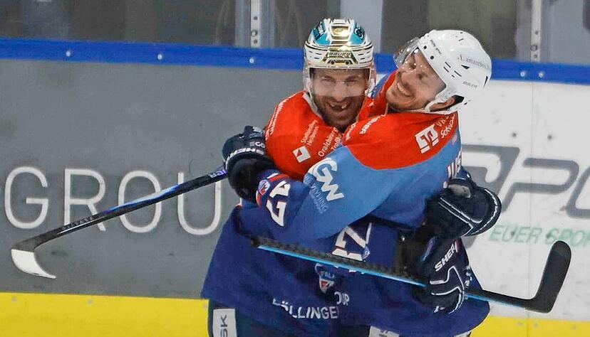Freddy Cabana (links) und Robin Just freuen sich &uuml;ber den Treffer zum 1:0 der Heilbronner Falken, die mit 2:1 nach Penaltyschie&szlig;en gewannen.