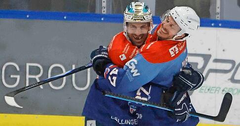 Freddy Cabana (links) und Robin Just freuen sich &uuml;ber den Treffer zum 1:0 der Heilbronner Falken, die mit 2:1 nach Penaltyschie&szlig;en gewannen.