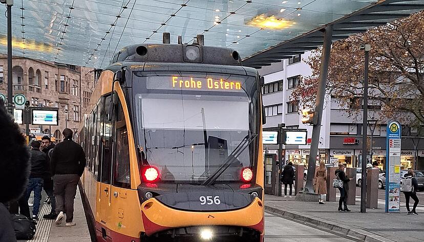 Verfrüht, verspätet oder Versehen? Mit dieser Osterbotschaft im November fuhr eine Stadtbahn am Montag über den Heilbronner Hauptbahnhof. Verfrüht, verspätet oder Versehen? Mit dieser Osterbotschaft im November fuhr eine Stadtbahn am Montag über den Heilbronner Hauptbahnhof.