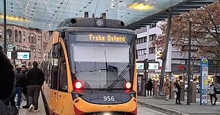 Verfrüht, verspätet oder Versehen? Mit dieser Osterbotschaft im November fuhr eine Stadtbahn am Montag über den Heilbronner Hauptbahnhof. Verfrüht, verspätet oder Versehen? Mit dieser Osterbotschaft im November fuhr eine Stadtbahn am Montag über den Heilbronner Hauptbahnhof.