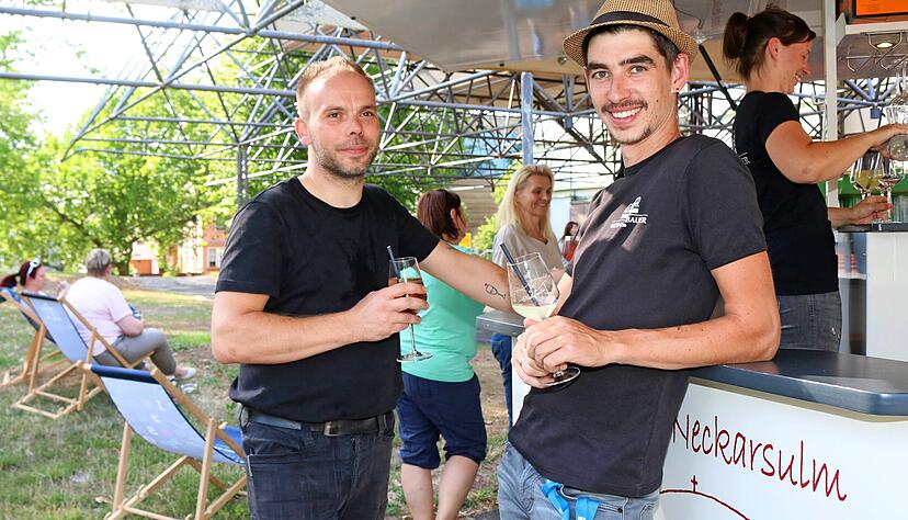 Christian Rausch (links) und Daniel Bauer haben mit den Afterwork-Veranstaltungen auf der Terrasse der Ballei einen Volltreffer gelandet.
Foto: Ute Pl&uuml;ckthun
