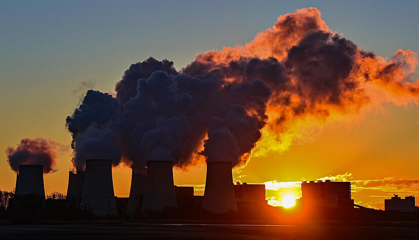 Wasserdampf steigt zum Sonnenaufgang aus den K&uuml;hlt&uuml;rmen des Braunkohlekraftwerks J&auml;nschwalde der Lausitz Energie Bergbau AG (LEAG). Der weltweite Energiehunger wird vorerst weiter zum allergr&ouml;&szlig;ten Teil aus fossilen Quellen gestillt.