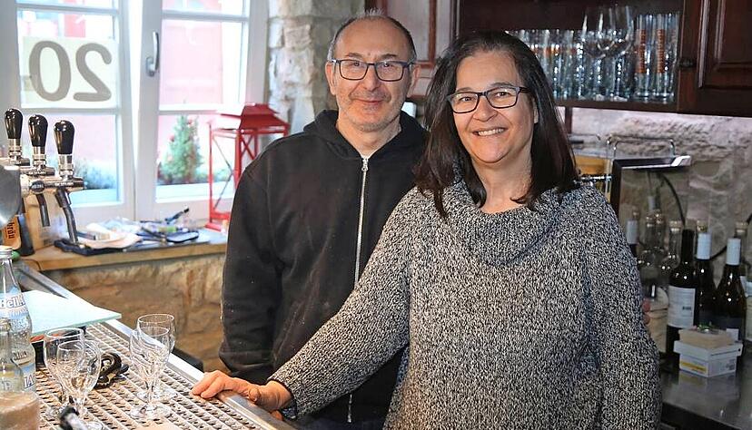 Eleni Bakopoulou (rechts) und Lazaros Moutafidis haben am 3. Januar die Ratssch&auml;nke am alten Eppinger Marktplatz er&ouml;ffnet.