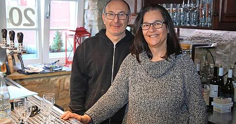 Eleni Bakopoulou (rechts) und Lazaros Moutafidis haben am 3. Januar die Ratssch&auml;nke am alten Eppinger Marktplatz er&ouml;ffnet.