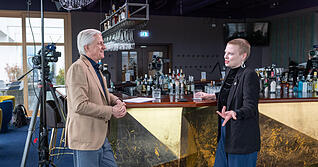 Kim Sophie Bohnen, Spitzenkandidatin der Partei Die Linke bei "Ohne Ausrede -- Wahlcheck Spezial" mit Chefredakteur Uwe Ralf Heer.